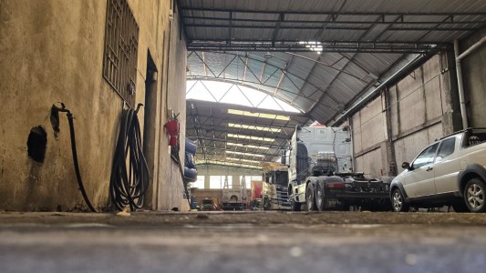 Falló el gato hidráulico y quedó atrapado debajo del camión