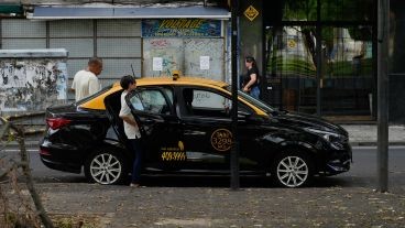 Rosario: buscan bajar tasas a taxis y remises para que compitan con apps como Uber