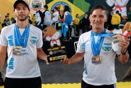 Daniel y Tomás son padre e hijo, hacen karate y necesitan colaboración para competir en Brasil