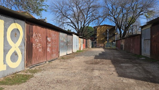 Dos incidentes a pocos metros:  una casa baleada y otra afectada por el fuego