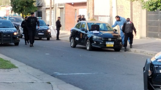 Detuvieron al taxista que trasladaba al joven asesinado: lo encontraron limpiando la sangre del vehículo