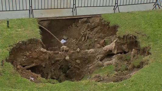 Apareció un gran socavón en una zona de la Terminal Fluvial