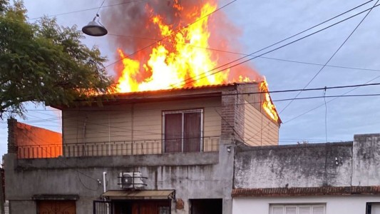 Se estaba bañando, explotó el calefón y su casa se incendió en minutos