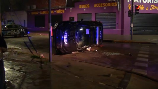 Volcó un patrullero tras un fuerte choque entre las calles Godoy y Felipe Moré