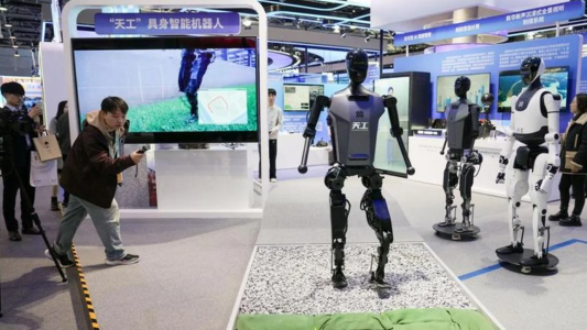 Robots humanoides chinos ya realizan tareas propias de los empleados de comercio