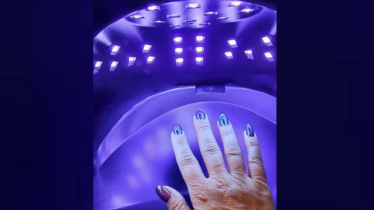 Investigadores del CONICET omprobaron que las lámparas de secado de esmalte de uñas modifican las moléculas de la piel