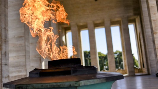 Encendieron la llama votiva del Monumento a la Bandera tras dos años en restauración