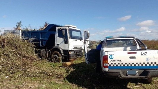 La Secretaría de Control envió al corralón a dos camiones que intentaban arrojar desechos en un descampado