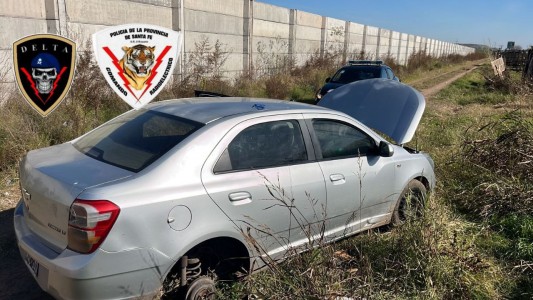 Encontraron un auto robado y desmantelado junto a las vías del tren