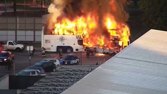 Voraz incendio frente a la Terminal: un patrullero y un colectivo fueron consumidos por el fuego
