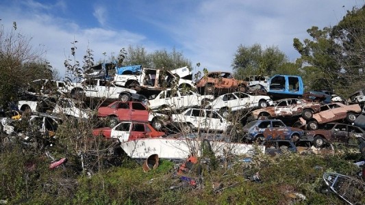 La provincia y la ciudad avanzan con la compactación de vehículos en Rosario