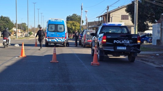 Retrocedía para estacionar y atropelló a una mujer que bajaba del colectivo