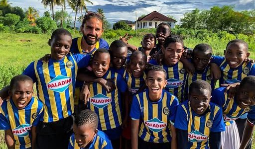 La pasión canalla llegó a África: una academia en Tanzania entrena con los colores de Rosario Central