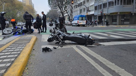 Siniestro vial entre dos motos policiales: agentes heridos y calzada reducida