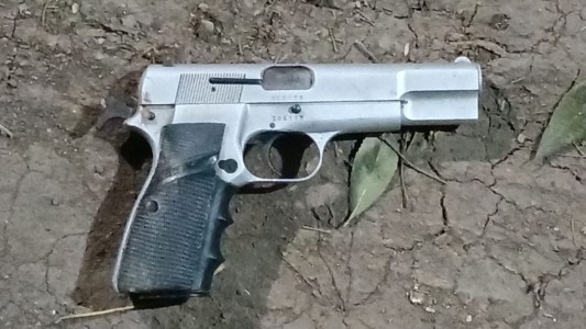 Intentó huir de la policía, arrojó un arma a un patio y fue arrestado