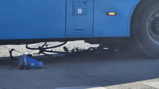 Grave siniestro vial: un ciclista está en estado crítico tras ser embestido por un colectivo