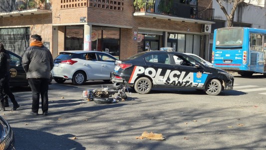 Choque entre un auto y una moto: motociclista con heridas de gravedad y tránsito interrumpido
