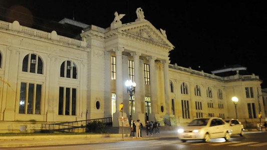 Estudiantes tomaron la Facultad de Derecho de la Universidad de Rosario en rechazo al fallo contra Cristina Fernández