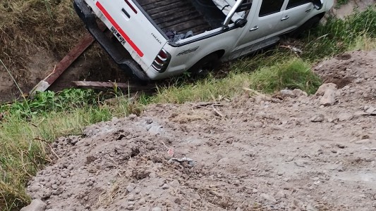 Se le soltó el freno de mano y terminó con la camioneta encajada en una zanja