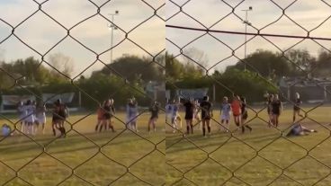 Violento cierre en un partido de fútbol femenino: disturbios, empujones y una jugadora fracturada