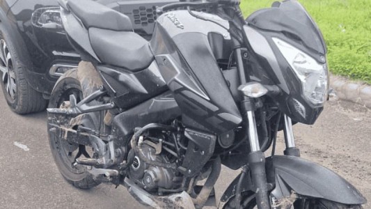 Circulaban en una moto robada e intentaron deshacerse de un celular: fueron detenidos