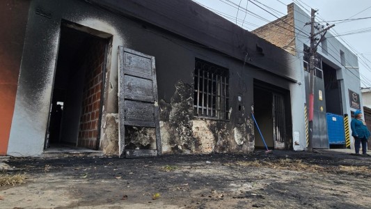 Ataque premeditado: incendiaron una casa en Rosario y sospechan del último inquilino
