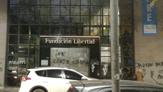 Aparecieron pintadas contra Pullaro, Javkin y Rosatti en la sede de la Fundación Libertad
