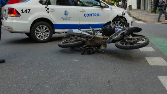 Siniestro vial entre una moto y un auto en la esquina de Catamarca y Paraguay