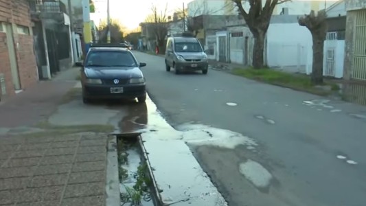 Gran pérdida de agua por un caño roto: una vecina teme daños estructurales por la filtración constante