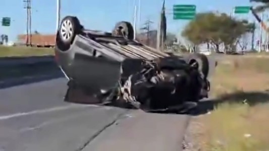 Vuelco en Circunvalación: un auto terminó dado vuelta en la zona oeste