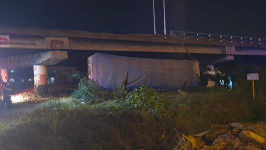 Un camión cayó desde un puente en Circunvalación: el conductor quedó atrapado en la cabina