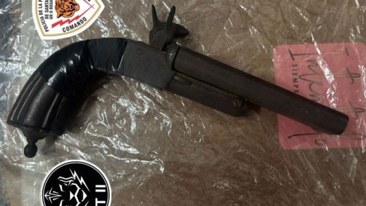 Un alumno de 13 años llevó un arma a la escuela y fue descubierto por una portera