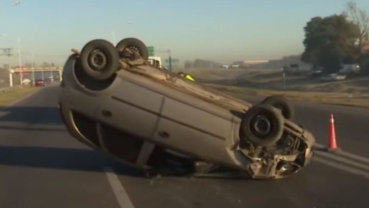 Choque y vuelco en Circunvalación: perdió el control y terminó dado vuelta