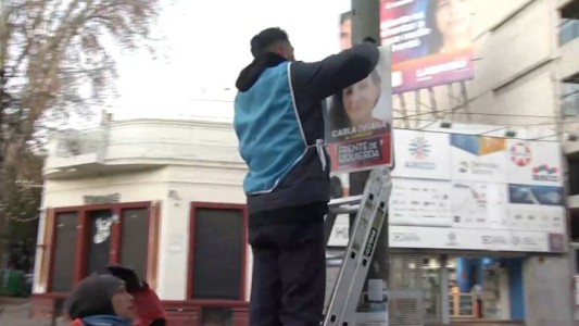 Comenzó el operativo de limpieza tras las elecciones: bajó la propaganda en la vía pública