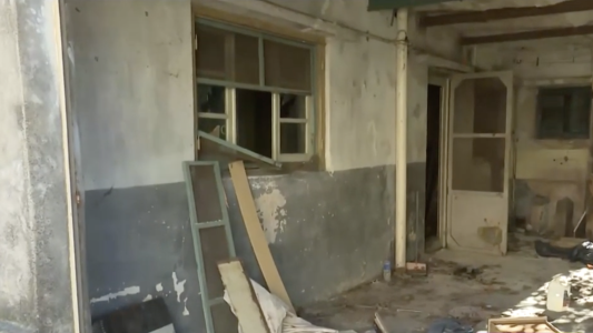 Preocupación en barrio Industrial por una casa abandonada que es saqueada y usada como refugio