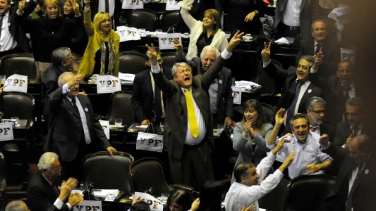 El archivo que condena a todos: la detallada lista de los que votaron la expropiación de YPF