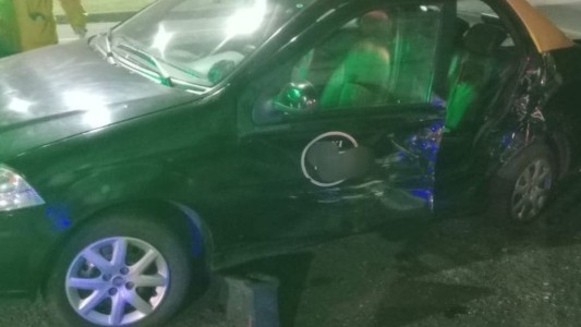 Choque entre taxis en el macrocentro: rescataron a dos mujeres atrapadas