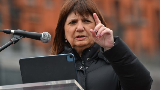 La furia de Bullrich por el crimen del policía: acusó a Kicillof de ser un “inútil prodelincuentes”