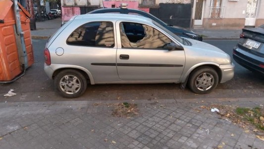 Detienen a un cuidacoches tras romper la ventanilla de un auto en pleno centro de Rosario