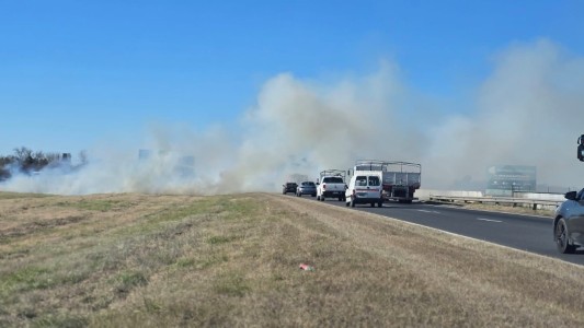 Incendio de pastizales complica el tránsito en la Autopista Rosario-Córdoba
