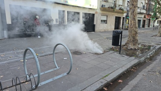 Alerta por humo blanco en plena vereda: se generó por un caño de agua roto