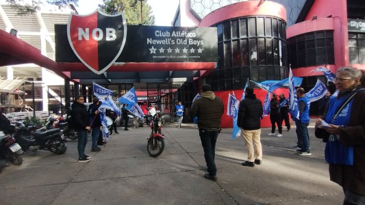 Protesta del gremio UTEDYC en la puerta del estadio de Newell's por falta de pago