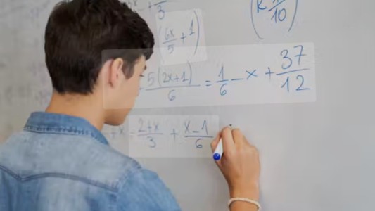 Argentina: solo el 7,4% de las adolescentes de bajo nivel socioeconómico alcanza aprendizajes mínimos en Matemática