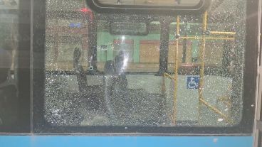 Balearon a un colectivo durante su recorrido: un pasajero resultó herido en el ojo