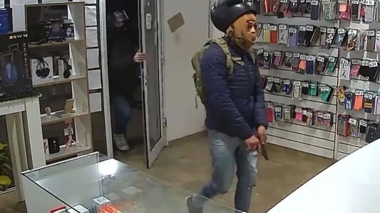 Robo a mano armada en un comercio: amenazaron al empleado y lo encerraron en el baño