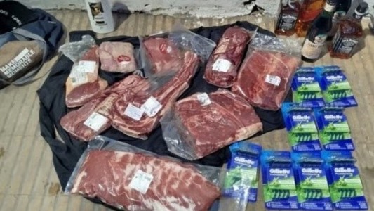 Intentó llevarse carne, whisky y afeitadoras sin pagar de un supermercado y terminó detenido