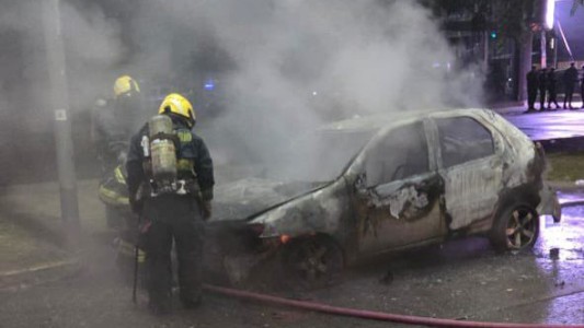 Un auto se incendió por completo en plena calle: el conductor logró escapar ileso