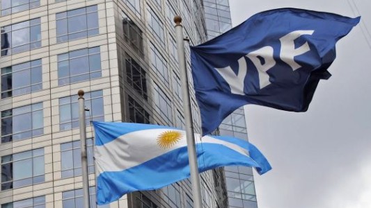 Respiro para Argentina: frenan el fallo que ordena entregar el 51% de las acciones de YPF