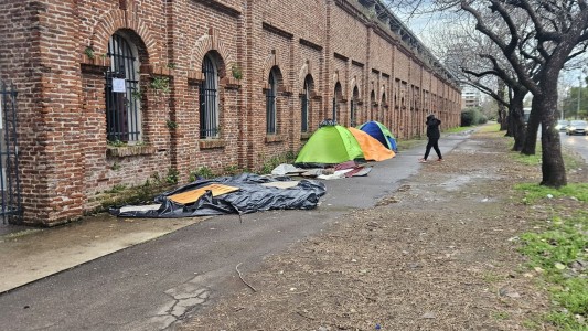 Ni el temporal los frena: fanáticos de Airbag acamparon bajo lluvia y viento