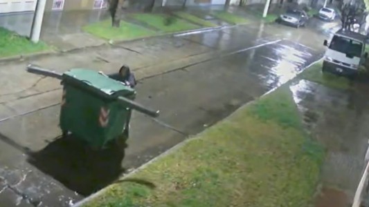 Robó un contenedor de basura en plena tormenta: los vecinos sospechan que cargaba objetos robados